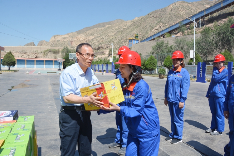 蔡書(shū)記在民和公司送清涼.jpg